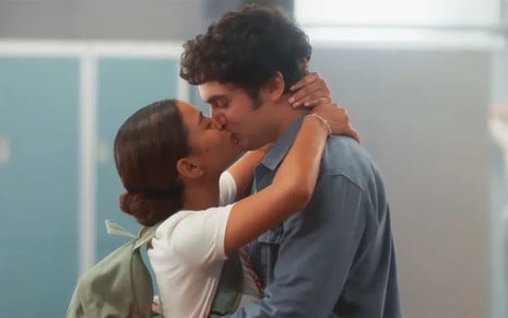 Bella Campos, a Jenifer, beija Gabriel Contente, o Otávio, em cena de Vai na Fé