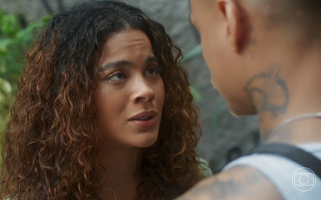 Bella Campos contracena como MC Cabelinho (cortado na imagem) na novela Vai na Fé como Jenifer
