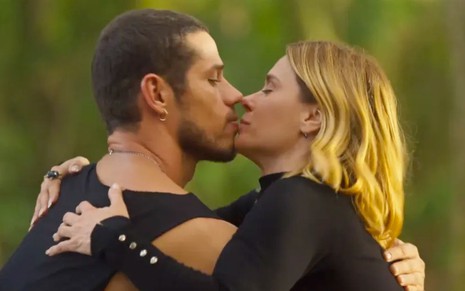 O ator José Loreto, como Lui Lorenzo, dá um beijo no queixo de Carolina Dieckmann, a Lumiar, em cena de Vai na Fé