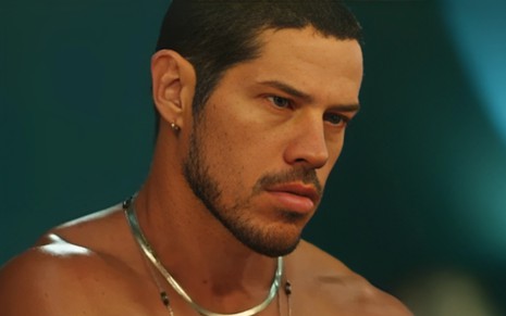 O ator José Loreto está com expressão séria em cena da novela Vai na Fé como o personagem Lui Lorenzo
