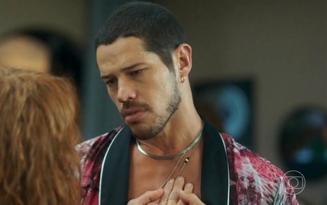 O ator José Loreto faz uma cara de carente em cena da novela Vai na Fé como o cantor Lui Lorenzo