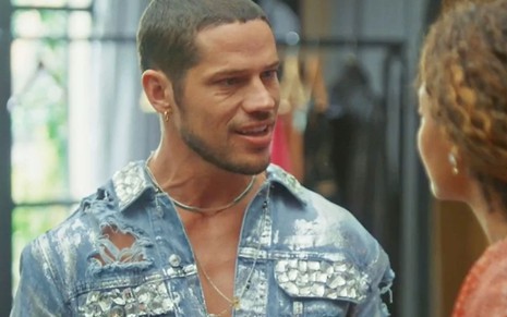 O ator José Loreto caracterizado como Lui Lorenzo em cena de Vai na Fé