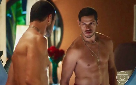 O ator José Loreto está sem camisa e se encarando no espelho como Lui Lorenzo, protagonista da novela Vai na Fé