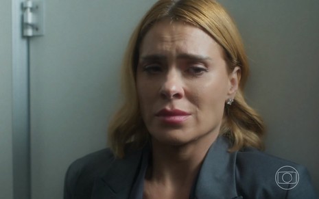 A atriz Carolina Dieckmann está com expressão tensa, de medo, em cena da novela Vai na Fé como a personagem Lumiar