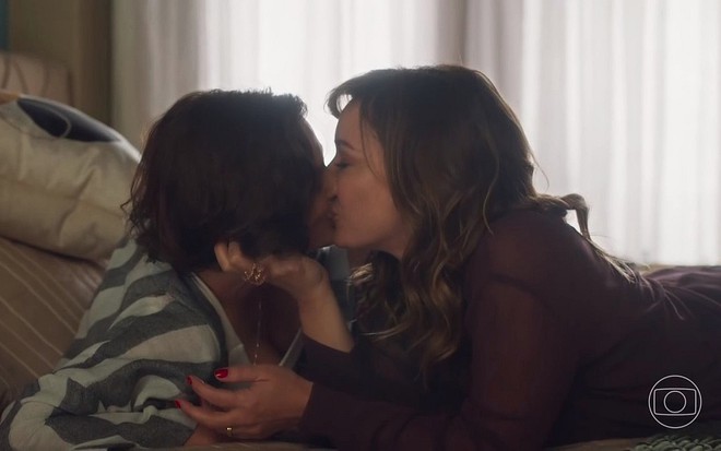 Helena (Priscila Sztejnman) e Clara (Regiane Alves) se beijam em cena da novela Vai na Fé