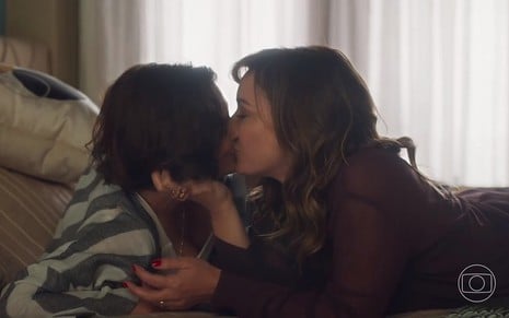 Cena de beijo das personagens Helena (Priscila Sztejnman) e Clara (Regiane Alves) em Vai na Fé
