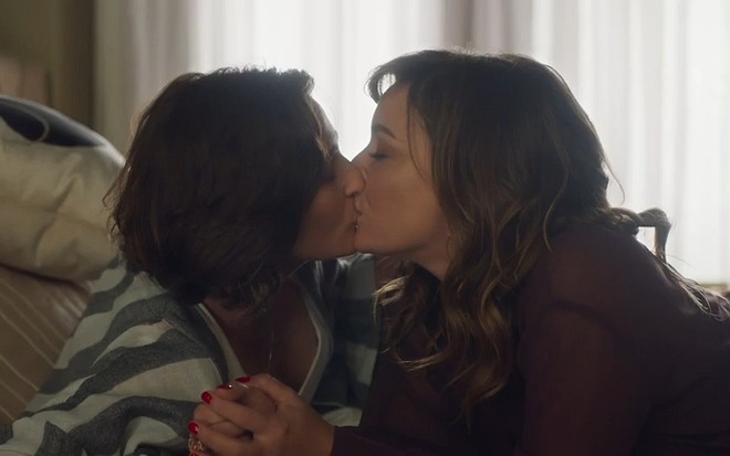 Helena (Priscila Sztejnman) e Clara (Regiane Alves) se beijam em cena de Vai na Fé