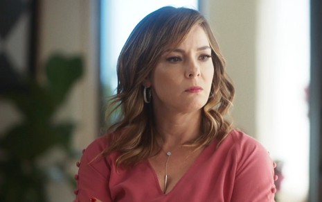 Clara (Regiane Alves) veste blusa rosa e tem expressão de raiva em cena de Vai na Fé