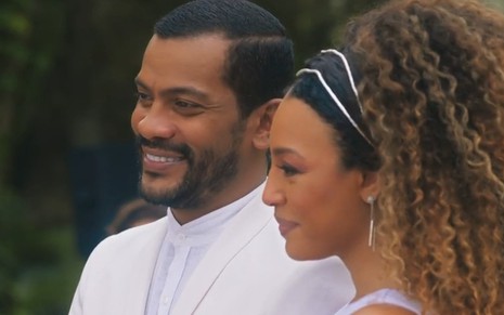 Samuel de Assis e Sheron Menezzes sorriem em cena de casamento de Vai na Fé