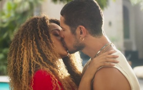 Sheron Menezzes beija José Loreto em cena de Vai na Fé