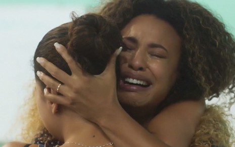 A atriz Sheron Menezzes como Sol chora abraçada a Bella Campos, a Jenifer, em cena de Vai na Fé