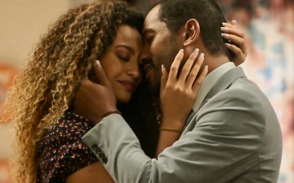 Sheron Menezzes abraça e encosta seu rosto no de Samuel de Assis em cena da novela Vai na Fé, da Globo
