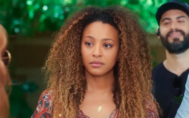 Sheron Menezzes caracterizada como Sol da novela Vai na Fé