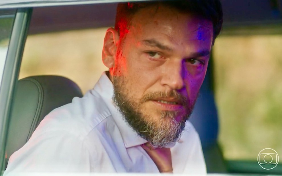 Emilio Dantas está em carro com olhar de raiva como Theo no último capítulo da novela Vai na Fé, da Globo