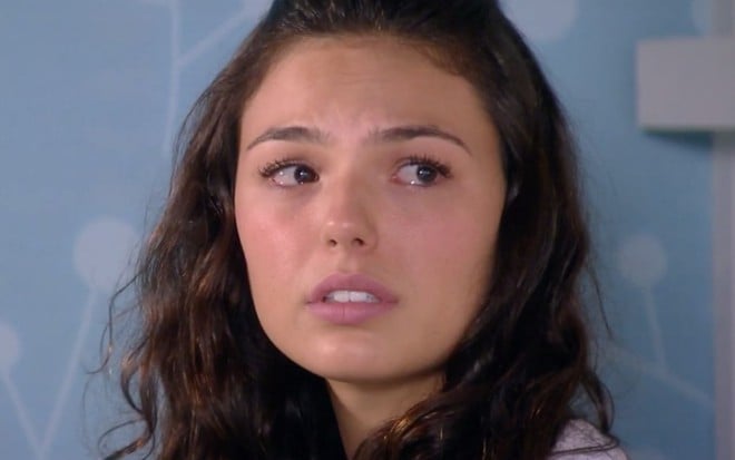 A personagem Marcela (Isis Valverde) chora em cena da novela Ti Ti Ti, da Globo
