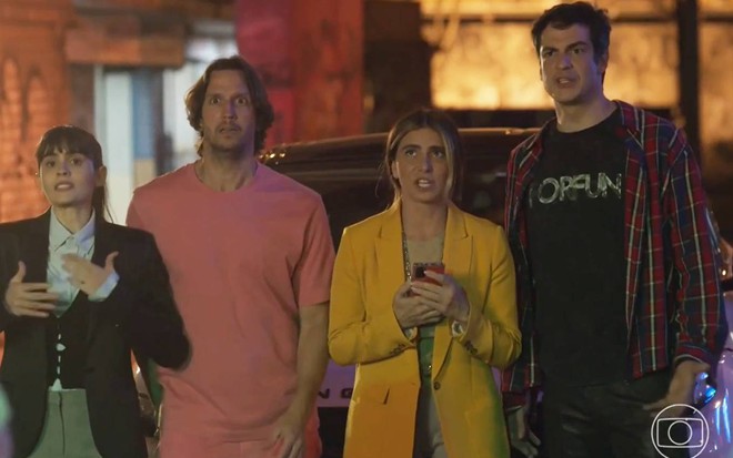 Valentina Herszage, Vladimir Brichta, Giovanna Antonelli e Mateus Solano surgem lado a lado e olham para frente em cena de Quanto Mais Vida, Melhor