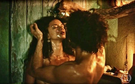Marina Nery em cena picante seminua com o ator Rodrigo Santoro jogando água em seu corpo na novela Velho Chico