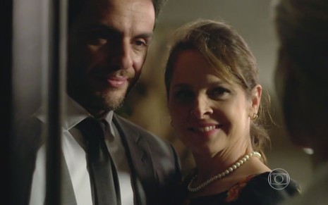 Os personagens Alex (Rodrigo Lombardi) e Carolina (Drica Moraes) sorriem abraçados em cena da novela Verdades Secretas, da Globo