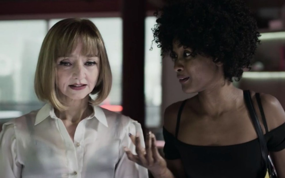 Maria de Medeiros e Erika Januza em cena de Verdades Secretas 2: atrizes estão lado a lado caracterizadas como Blanche e Laila