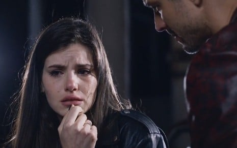 Angel (Camila Queiroz) com cara de choro e a mão no queixo em cena de Verdades Secretas 2