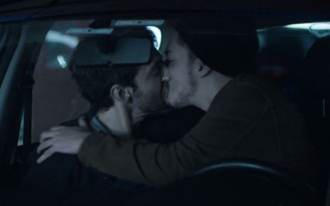 Os atores Rodrigo Pandolfo e João Vitor Silva se beijam como os personagens Benji e Bruno em Verdades Secretas 2
