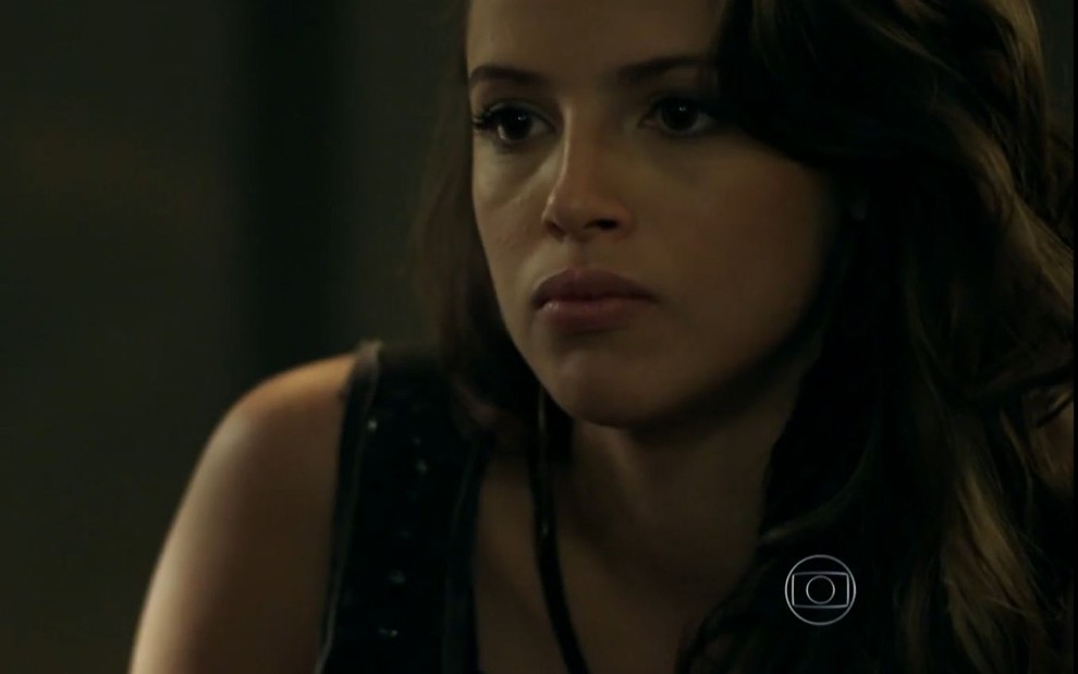 Agatha Moreira grava cena com expressão séria, como Giovanna em Verdades Secretas
