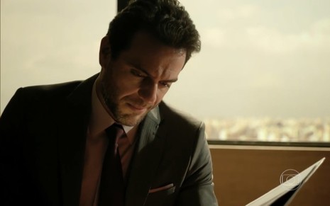 O ator Rodrigo Lombardi olha para baixo em cena de Verdades Secretas