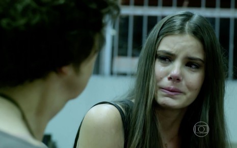 Cena da novela das onze Verdades Secretas, da Globo, em que a personagem Hilda (Ana Lucia Torre) aparece de costas de frente para Angel (Camila Queiroz), que está chorando