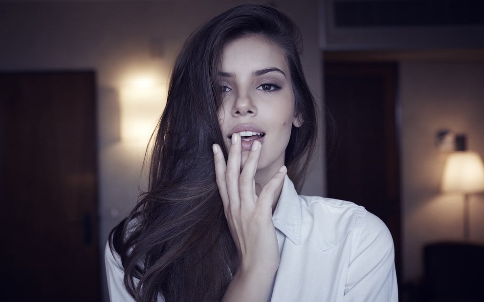 Camila Queiroz faz uma expressão sexy e coloca os dedos na frente de sua boca entreaberta em cena de Verdades Secretas