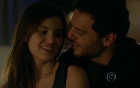 Camila Queiroz grava sorridente ao lado de Rodrigo Lombardi, que fala no seu ouvido, como Angel e Alex de Verdades Secretas