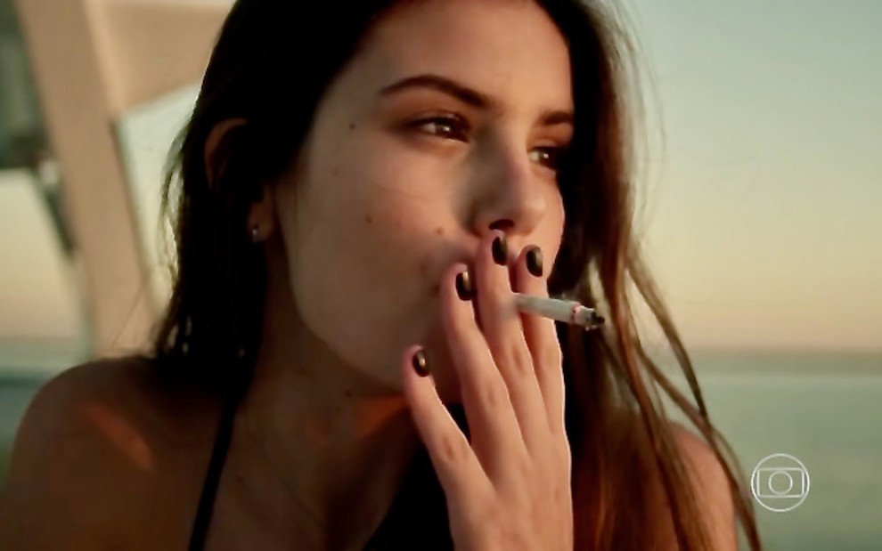 A atriz Camila Queiroz simula fumar um cigarro em gravação de cena de Verdades Secretas, da Globo