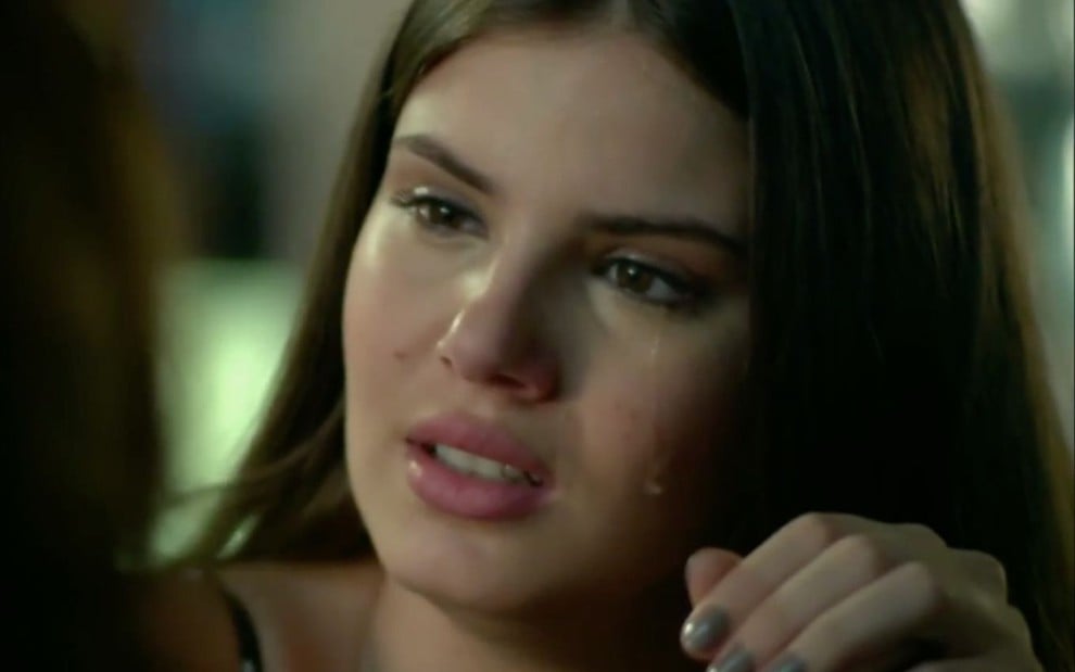 A atriz Camila Queiroz caracterizada como a personagem Angel chora em cena da novela das onze da Globo Verdades Secretas