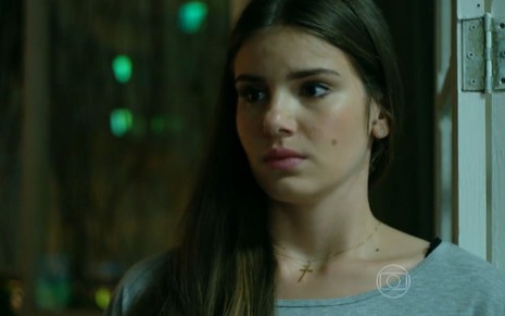 Camila Queiroz grava cena com expressão séria, como Angel em Verdades Secretas, da Globo