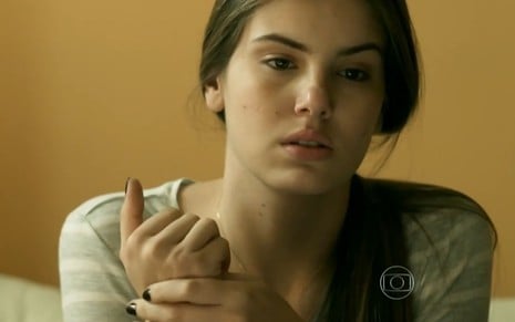 Camila Queiroz grava cena com expressão séria, como Angel de Verdades Secretas