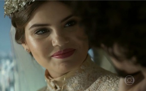 Camila Queiroz grava cena com sorriso falso para Gabriel Leone, que aparece de costas para a imagem, como Angel e Gui de Verdades Secretas