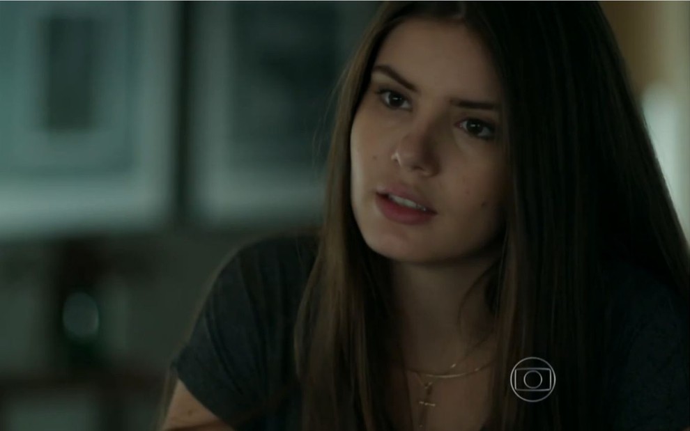 Camila Queiroz grava cena com expressão séria, como Angel de Verdades Secretas