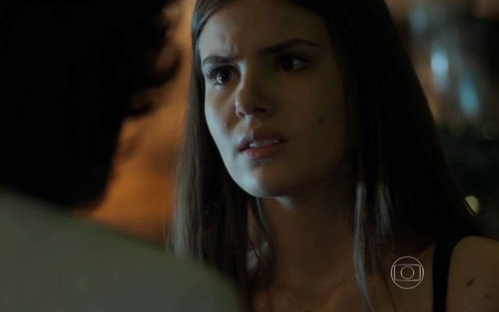 Camila Queiroz grava cena com expressão de confusão, como Angel de Verdades Secretas