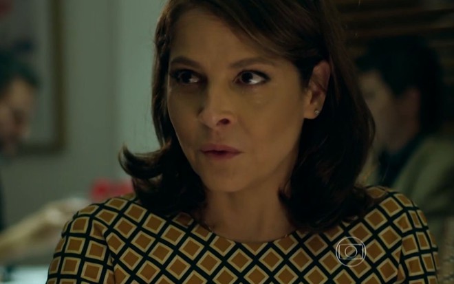 Drica Moraes grava cena com expressão tensa, como Carolina em Verdades Secretas, da Globo