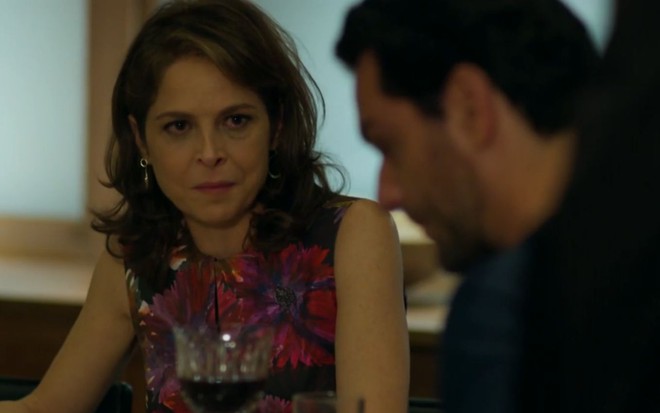 Drica Moraes grava cena com expressão de choro para Rodrigo Lombardi, como Carolina  e Alex em Verdades Secretas, da Globo