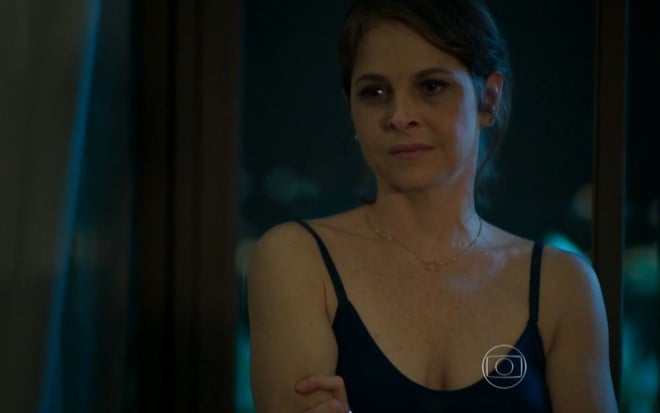 Drica Moraes grava cena com expressão tensa, como Carolina em Verdades Secretas, da Globo