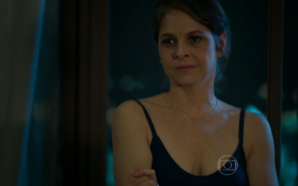 Drica Moraes grava cena com expressão tensa, como Carolina em Verdades Secretas, da Globo