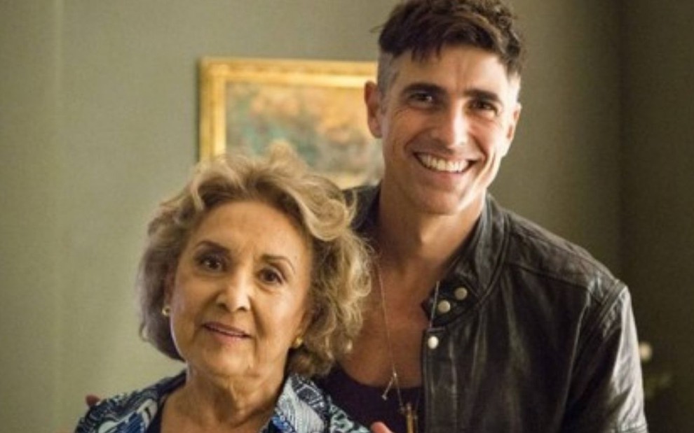 Os atores Eva Wilma e Reynaldo Gianecchini sorriem para foto durante uma gravação da novela da Globo Verdades Secretas, em 2015