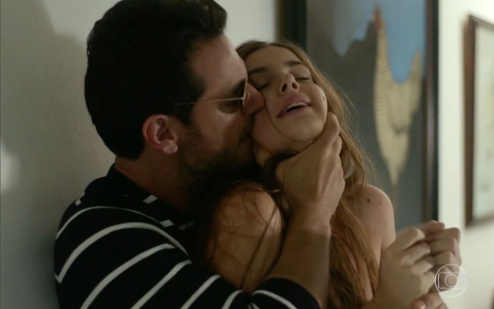Cena da novela Verdades Secretas, da Globo, em que o personagem Alex (Rodrigo Lombardi) agarra à força Angel (Camila Queiroz) por trás