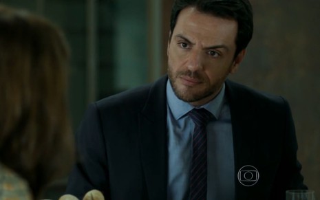 Rodrigo Lombardi grava cena com expressão brava, como Alex em Verdades Secretas, da Globo