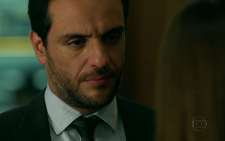 Rodrigo Lombardi grava cena com expressão séria, como Alex em Verdades Secretas, da Globo
