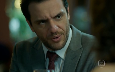 Rodrigo Lombardi grava cena com expressão séria, como Alex em Verdades Secretas, da Globo