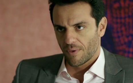 Rodrigo Lombardi como o personagem Alex em Verdades Secretas, da Globo