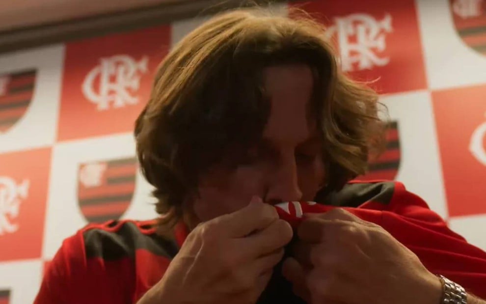Vladimir Brichta beija camiseta do Flamengo em cena de Quanto Mais Via, Melhor