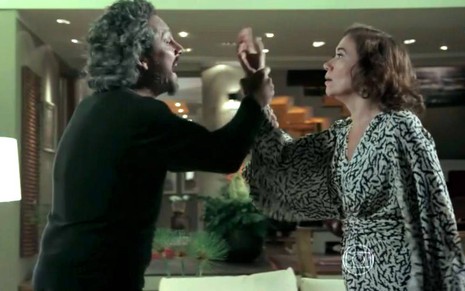 Ator Alexandre Nero segura o braço de Lilia Cabral em cena da novela Império