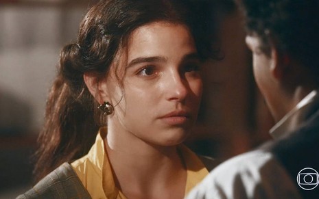 Atriz Gabriela Medvedovski encara, com os olhos marejados, o ator Michel Gomes em cena de Nos Tempos do Imperador